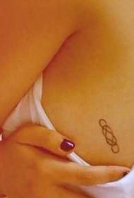 muundo mdogo wa tattoo kwenye kifua