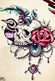 un bellissimo disegno del tatuaggio del cranio