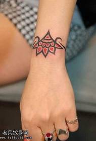 piccolo modello di tatuaggio totem del braccio
