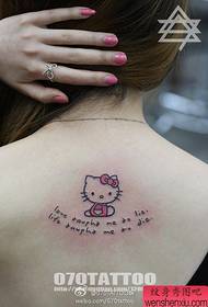 Lijepa djevojka na poleđini HelloKitty uzorka tetovaže