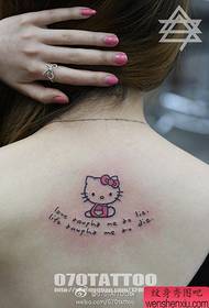 Une belle fille à l'arrière d'un motif de tatouage HelloKitty