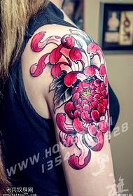 patrón de tatuaxe de crisantemo de gran ombreiro
