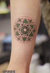 disegno del tatuaggio totem di colore delle gambe
