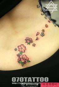 сексуальний татуювання красивого вишневого цвіту на талії красивої жінки