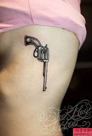 L'immagine di Tattoo Show consiglia un modello di tatuaggio con pistola a vita laterale