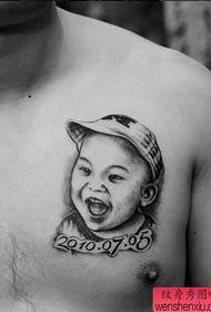 yon modèl tatoo devan pòtrè pòtrè