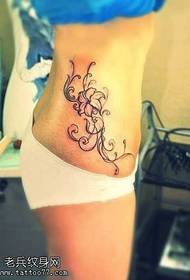 modello di tatuaggio totem bellissimo fiore in vita