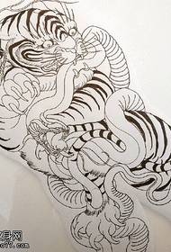 手稿蛇戏老虎纹身图案