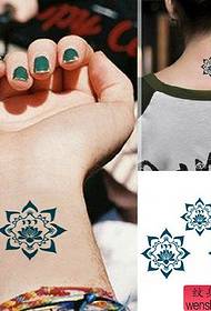 La barra de exhibición de tatuajes recomienda un pequeño patrón de tatuaje fresco