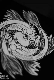 Bildo de manuskriptoj de Pisces-tatuo provizita de montrofenestro