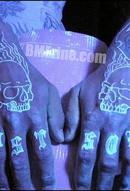 stilvolle Persönlichkeit des fluoreszierenden Tattoos