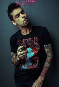 fumare personalità uomo moda fiore tatuaggio braccio