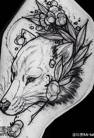 手稿狼花卉纹身图案