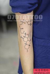 un modello di tatuaggio elementare sul braccio