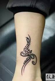 Vieni a un piccolo tatuaggio totem delicato