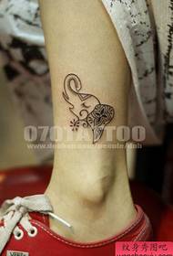 mostra un tatuaggio di elefante su una caviglia