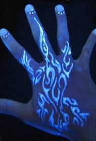 Fluorescerande tatueringar på handens baksida