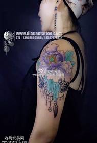 motif de tatouage de pivoine atmosphérique bleu