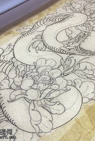 manoscritto serpente gioca modello del tatuaggio del crisantemo