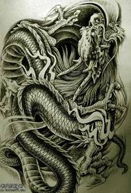 manuscrito un patrón de tatuaje de dragón chino atmosférico