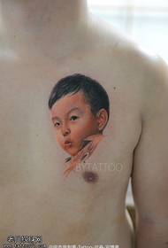 patrón de tatuaje de retrato de bebé en el pecho