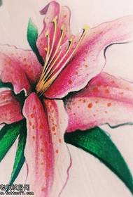 ročno poslikan vzorec tatoo lilije