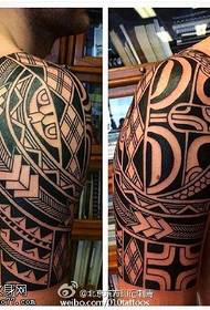 olkapää perinteinen totem tatuointikuvio