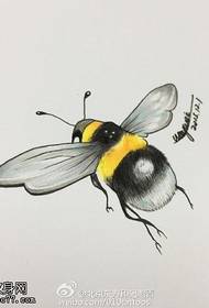 disegno del tatuaggio ape piccola dipinta a mano