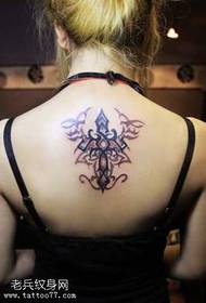 model de tatuaj cruce înapoi totem