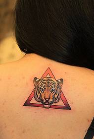 Tetovēšanas šova attēlā ieteikts muguras tīģera tetovējuma modeli