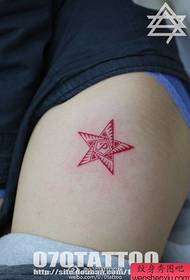 大腿上一幅漂亮的五角星纹身图案