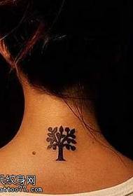 motif de tatouage de l'arbre totem du cou