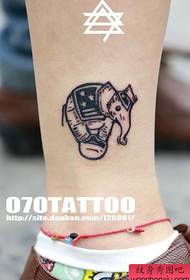 Un bellissimo e bellissimo tatuaggio di elefante sulla caviglia