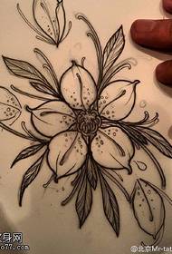 modeli i tatuazhit të luleve në skicë