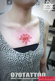 një model i bukur tatuazhi i lotusit të kuq në gjoks
