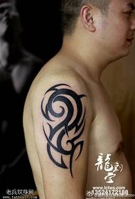 Klassiek totem tattoo-patroon op de schouder