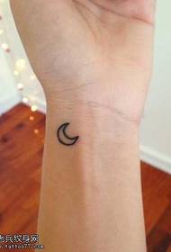wzór tatuażu mały księżyc totem nadgarstka