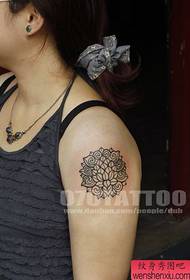un tatuaggio di loto personalizzato sul braccio grande