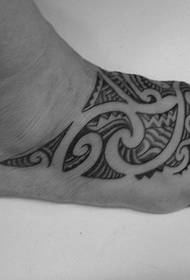 Պարզ Totem Tattoo- ը Instep- ում