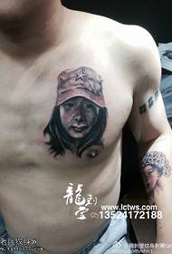portret tattoo patroon op de borst