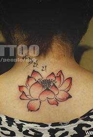 Recomienda un patrón de tatuaje de loto de tinta roja en la espalda