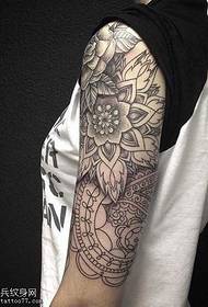 brazo flor tótem tatuaje patrón