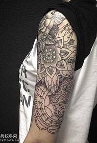 bracciu di fiori di totem di mudellu di tatuaggi