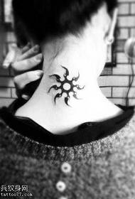 Hals schoonheid totem zon tattoo patroon