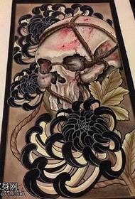 patró de tatuatge de crisantem de crani manuscrit