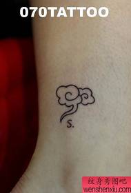 un modello di tatuaggio nuvola fresca