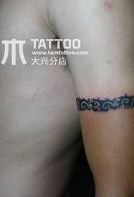 tatuaggio braccio braccio totem