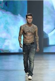macho muscular Con jeans fortes e tatuaxe de personalidade