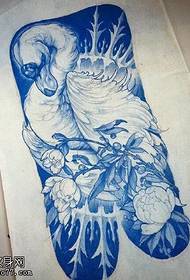 ręcznie malowany wzór tatuażu z kwiatem łabędzia
