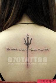 un hermoso tatuaje de texto pequeño en la espalda